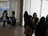 Los estudiantes han instalado pancartas y piquetes en los pasillos de la Facultad de Letras de la UAB.