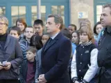 El presidente francés, Nikolás Sarkozy (c), y el ministro de Educación, Luc Chatel (d), guardan un minuto de silencio en memoria de los tres niños y un adulto asesinados en Toulouse.
