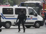 La policía francesa acordona la zona de un barrio residencial de Toulouse donde se encuentra el presunto autor de los siete asesinatos.
