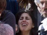 La hermana de la niña de ocho años Myriam Monsonego, una de las cuatro personas asesinadas en una escuela judía en Toulouse, llora durante el funeral celebrado en el camposanto de Givat Shaul, el mayor de Jerusalén.