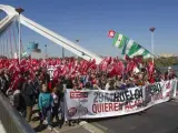 Los secretarios generales de CC OO y UGT, Ignacio Fernández Toxo y Cándido Méndez, en la manifestación de Sevilla, de apoyo a la huelga.