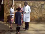 El ginecólogo Denis Mukwege habla con varias mujeres en el Hospital Panzi de Bukavu (República Democrática del Congo) en una foto tomada el pasado 8 de marzo.