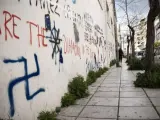 Una esvástica en una calle cercana a la plaza de Agios Pantelimonas en una pared repleta de mensajes de extrema derecha y anarquistas, cuyos grupos protagonizan frecuentes encontronazos en Atenas.