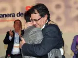 El presidente de la Generalitat catalana y ex secretario general de CDC, Artur Mas, se abraza con su sucesor en el cargo, Oriol Pujol, durante el congreso de Reus.