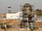 Imagen de archivo del aeropuerto de Castellón, con la escultura de Ripollés en primer término