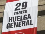 Cartel gigante anunciando la huelga general convocada para el 29 de marzo, que se ha instalado en la fachada de la sede nacional de la Unión General de Trabajadores (UGT).