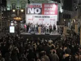 Dirigentes de UGT Y CCOO, durante el acto celebrado esta tarde en la Puerta del Sol de Madrid.