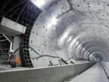 Un operario trabaja en la construcción de un tunel.