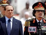 El ex primer ministro italiano, Silvio Berlusconi (i), posa junto al fallecido líder libio, Muamar el Gadafi, a la llegada de este al aeropuerto de Ciampino, en Roma (Italia), el 10 de junio de 2009.