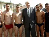 El rey Juan Carlos con jóvenes saltadores del puente de Mostar, durante la visita oficial que el monarca ha hecho a Bosnia Herzegovina.