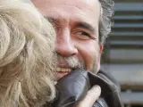 Guillermo Toledo abraza a Marisa Paredes a su salida del juzgado.