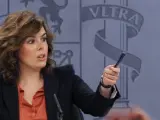 La vicepresidenta del Gobierno, Soraya Sáenz de Santamaría, responde a los periodistas en la rueda de prensa tras el Consejo de Ministros.