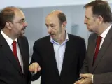 El nuevo secretario general del PSOE de Aragón, Javier Lambán (i), conversa con el líder de su partido, Alfredo Pérez Rubalcaba (c) y con su predecesor en el cargo de responsable de los socialistas aragoneses, Marcelino Iglesias.