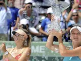 Radwanska levanta el trofeo de campeona en Miami tras ganar a Sharapova.