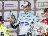 Boonen celebra la victoria en Flandes con Pozzato y Ballan.