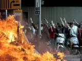 Decenas de manifestantes increpan a los mossos d'esquadra en Barcelona.