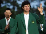 El estadounidense Bubba Watson (c) saluda después de recibir su chaqueta verde de manos del sudafricano Charl Schwartzel.