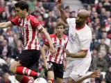 Kanouté, delantero del Sevilla, pugna por un balón con Iraola y Amorebieta, del Athletic.