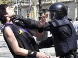 Un mosso d'esquadra detiene a un manifestante en Barcelona durante los disturbios que se han producido en la jornada de huelga general del 29-M convocada por los sindicatos contra la reforma laboral.