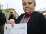 Una vecina muestra la papeleta para participar en la consulta popular de Rasquera.