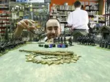 Rafa, con un juego de Warhammer Fantasy en de la tienda Quimera, de Madrid.