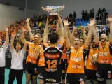 Los jugadores del Caja 3 Teruel celebran la Superliga Masculina tras vencer al Unicaja Almería