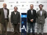 Miembros De UJA Y Andel Con El Prototipo De Recarga De Coches Eléctricos.