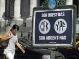 Un cartel de apoyo a la expropiación de YPF, filial de la petrolera española Repsol, frente al Congreso Nacional de Argentina en Buenos Aires.