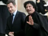 Fotografía de archivo fechada el 12 de diciembre de 2007 del líder libio Muhamar el Gadafi junto al presidente francés Nicolás Sarkozy en el Palacio del Elíseo de París, Francia.