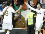 Gonzalo Higuaín, delantero del Real Madrid, celebra uno de sus goles al Espanyol junto a Kaká y a Marcelo.