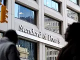 Fotografía del 8 de diciembre de 2011 que muestra la fachada de la agencia de medición de riesgo Standard & Poor's en Nueva York (EE UU).