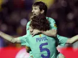 Leo Messi celebra un gol del Barça junto a Carles Puyol.