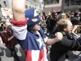 Manifestantes gritan proclamas durante las manifestaciones del Día Internacional de los Trabajadores en Nueva York.