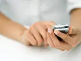 Una persona usa su teléfono móvil.