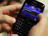 Una persona usa una Blackberry.