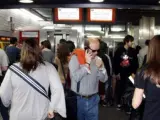 Usuarios de FGC hacen cola ante la imposibilidad de acceder a los andenes de la estación de Plaza Cataluña.