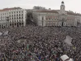 Integrantes del Movimiento 15-M en la puerta del Sol de Madrid, abarrotada, este 12 de mayo.