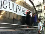 La policía volvió a reabrir la Puerta del Sol y los 'indignados' tardaron poco en poner una nueva pancarta del movimiento 15-M.
