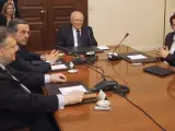 El presidente de la República, Carolos Papulias (2ºdcha), en una reunión conjunta con los líderes de los partidos más votados en mayo, Antonis Samarás (2ºizda) de ND, Alexis Tsipras (dcha) de Syriza y Evangelos Venizelos (izda) del Pasok en Atenas (Grecia).