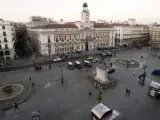 Aspecto de la Puerta del Sol a primera hora de la mañana del domingo, tras el desalojo del 15-M.