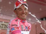 Purito Rodríguez en el podio como líder del Giro de Italia.