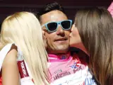 El ciclista español, 'Purito Rodríguez', felicitado por las azafatas durante el Giro de Italia.