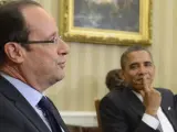 El presidente estadounidense Barack Obama (d) y su homólgo francés Francois Hollande (i) en el despacho Oval de la Casa Blanca.