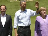 El presidente de Francia, François Hollande (i), el presidente de Estados Unidos, Barack Obama (c) y la canciller alemana, Angela Merkel (d), posan durante la foto de familia de la Cumbre G-8 en la residencia presidencial de Camp David (Maryland, Estados Unidos).