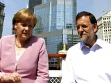 Imagen cedida por la Presidencia del Gobierno español en la que aparecen el jefe del Ejecutivo español, Mariano Rajoy, y la canciller alemana, Angela Merkel, durante su entrevista en Chicago a bordo de una embarcación, al margen de la cumbre de la OTAN que se celebra en esa ciudad estadounidense.
