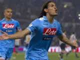 Cavani marca el gol del triunfo del Nápoles en la final de Copa 2012 ante la Juventus.