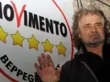 Beppe Grillo, junto a un cartel de su 'movimiento 5 estrellas'.