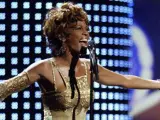 Fotografía de archivo fechada el 15 de septiembre de 2004 en la que aparece la cantante estadounidense Whitney Houston mientras mientras se presenta en la ceremonia de los World Music Awards en Las Vegas.