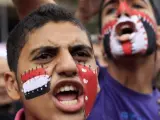 Un grupo de manifestantes gritan en contra de la Junta Militar en la plaza Tahrir de El Cairo, en vísperas de la primera ronda de los comicios legislativos en Egipto.