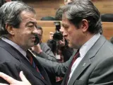 Javier Fernández (d), nuevo presidente del Gobierno de Asturias, saluda a su antecesor en el cargo Francisco Álvarez Cascos (i), durante la sesión de investidura.